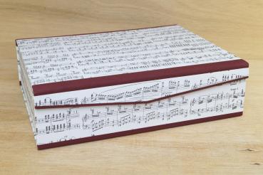 Preview: Schöne Schachtel für Noten mit weinroten Leinenkanten, handmade in Germany